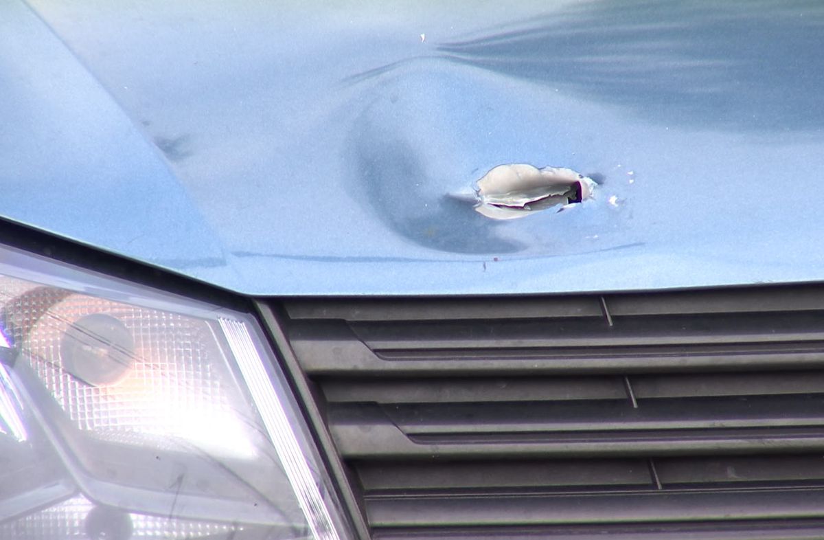 Foto: Subrayado. Uno de los 11 impactos de bala que tiene el auto policial. Foto: Subrayado. Uno de los 11 impactos de bala que tiene el auto policial.