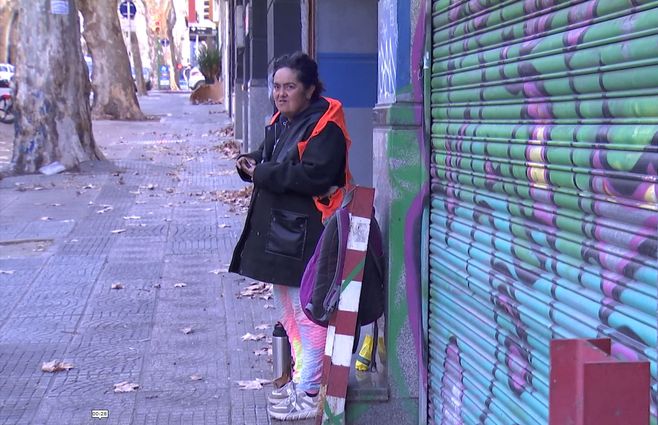 mujer-calle-junio-alerta-roja-frío.jpg