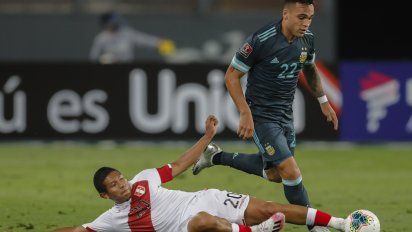 argentina le manejo el partido a peru y se llevo un 0-2 de visitante que lo coloca segundo en la tabla