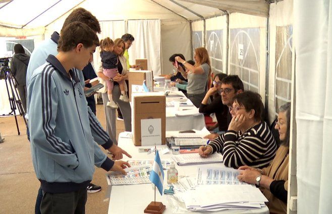 Foto: Subrayado. Argentinos votan en el consulado de su país en Uruguay este domingo.