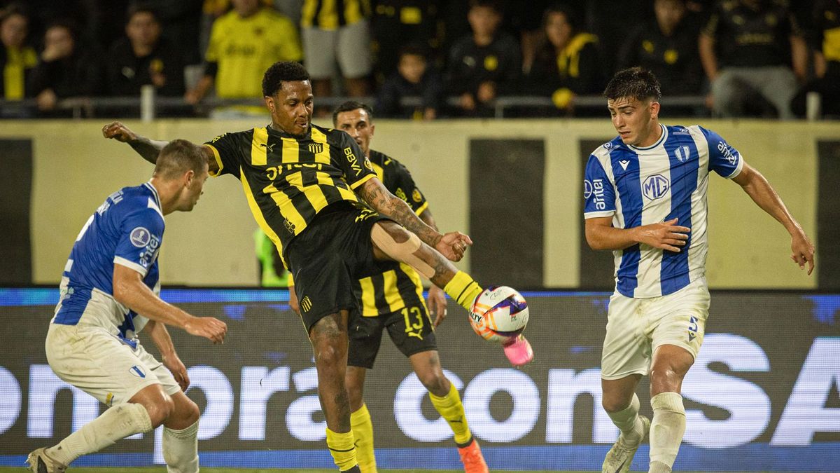Peñarol y Juventud empataron 2 a 2 en la fecha 12 del Apertura, que se jugó en el Campeón del Siglo
