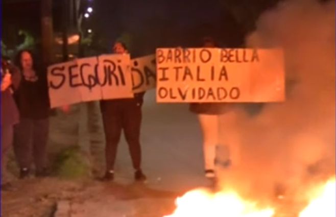 Vecinos de Bella Italia protestaron con corte de calle y quema de cubiertas por robos y rapiñas en la zona.