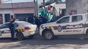 La casa donde fue hallada una mujer muerta y otros ancianos en mal estado. La Policía trabaja en el lugar. Foto: Paola Elso, Subrayado.