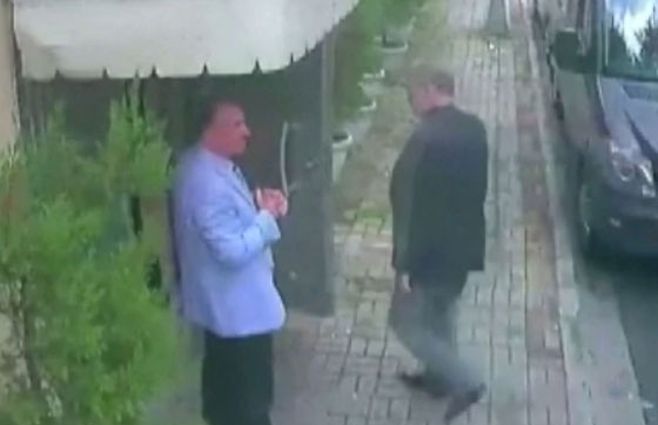 Una cámara de videovigilancia registra los últimos movimientos de Khashoggi entrando al consulado en Turquía. Supuestamente iba por trámites personales.