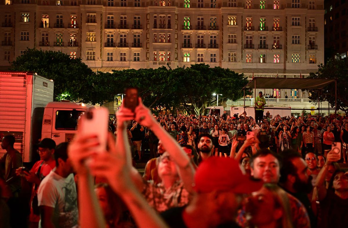 Foto: AFP. Fans presentes en el ensayo de Madonna, previo a su show en Copacabana. Foto: AFP. Fans presentes en el ensayo de Madonna, previo a su show en Copacabana.