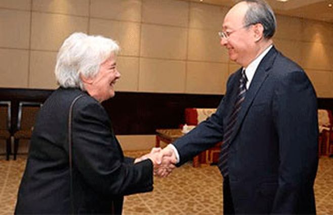 Topolansky con el gobernador de Sichuán, Yin Li,