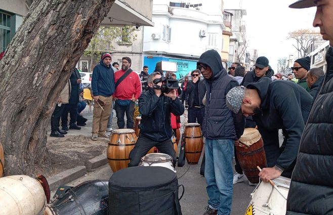 Lobo Núñez momentos antes de iniciar el cortejo fúnebre de Ruben Rada desde Isla de Flores. Foto: Lorena Nachajón, Subrayado.