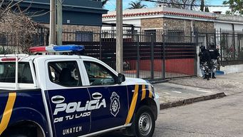 policia vuelve a allanar en villa espanola, tras los pasos de una banda que roba, adultera y vende autos