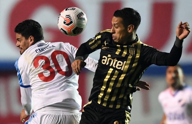 Maxi Cantera en un clásico peleando la pelota con Jesús Trindade. El primero se va de Nacional y busca equipo. El segundo se irá a México y será baja en Peñarol