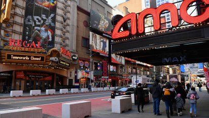 los amantes del cine retornan a las salas de nueva york tras un ano de pandemia