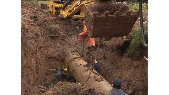 Decenas de familias afectadas por rotura de caño de OSE en Colón