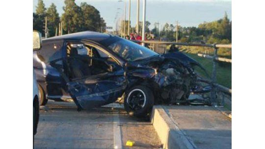 Dos jóvenes murieron y otro está grave mientras probaban un auto