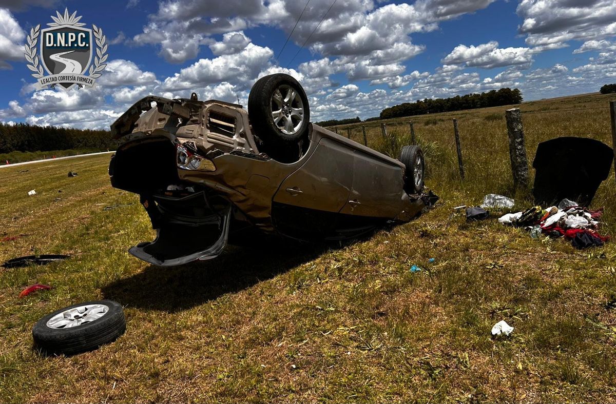 Dos mujeres graves tras volcar en auto en Flores; en el vehículo viajaba un bebé que resultó con lesiones leves