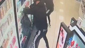 robo pirana a perfumeria de bulevar artigas: varios delincuentes llegaron en motos y entraron 5 a robar