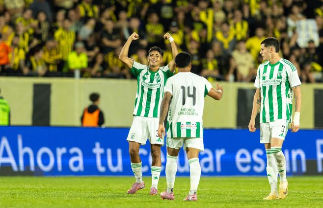 Racing festeja gol ante Peñarol. Foto: AFP