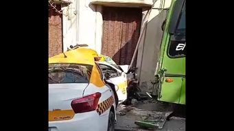 taxi no respeto el pare e impacto contra un omnibus; seis personas sufrieron lesiones de diversa entidad