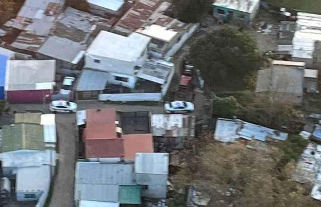 Foto cedida a Subrayado. Imagen aérea de los vehículos hallados en pasajes del barrio Maracaná.