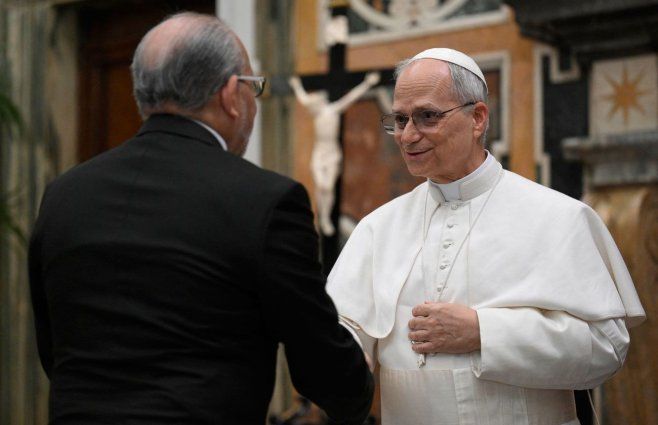 Papa León XIV con embajadores extranjeros, este viernes en el Vaticano. Foto: AFP.