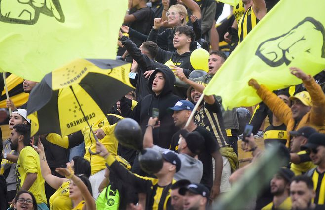 Foto: FocoUy, archivo. Hinchada de Peñarol en el Campus de Maldonado.