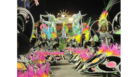 El Sambódromo incendia Río y la fiesta no para en todo Brasil