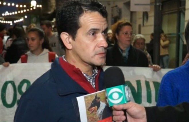 El dueño de la perra asesinada por su expareja. La mujer fue ahora condenada. Foto: Subrayado.