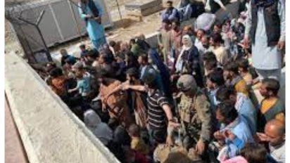 Personal de la ONG moviliza gente en Kabul ante la ofensiva Talibán junto a personal militar