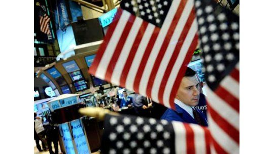 Caen las bolsas del mundo por temores de recaída en la recesión