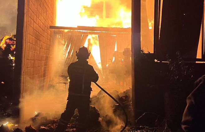 Incendio en depósito de lana y telas. Foto: Bomberos.