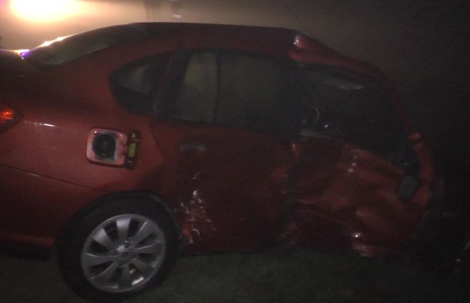 Foto: el auto impactado de costado en el lugar del siniestro de tránsito.