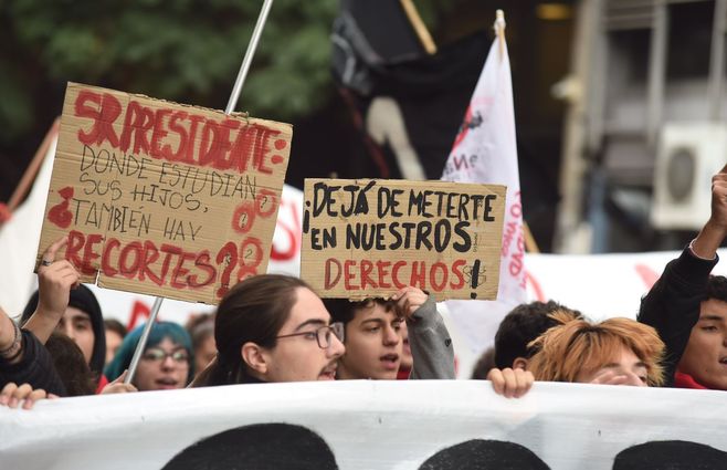 Marcha de sindicatos de la educación. Foto: Foco Uy