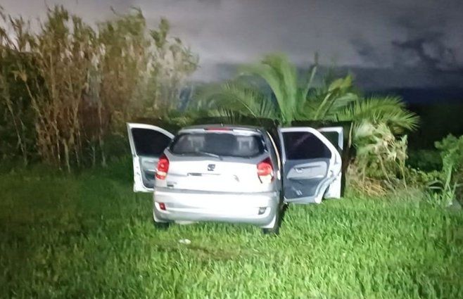 El auto que conducía el policía en ruta 5, accesos a Montevideo. Foto: Policía Caminera.