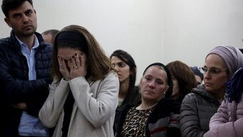 Foto: AFP. Familiares y amigos lloran durante el funeral de Asher Natan, de 14 años, víctima de un tiroteo en el este de Jerusalén el viernes en el cementerio de Jerusalén, este domingo.