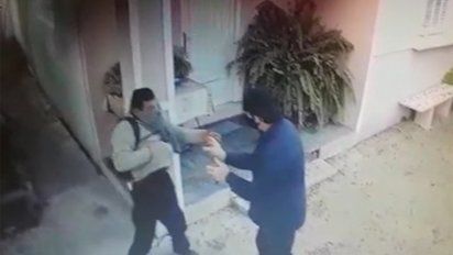 in fraganti: volvia a su casa y se topo con un ladron que rompia una ventana para entrar