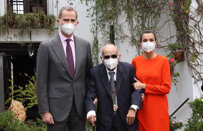 Brines flanqueado por el rey Felipe VI y la reina Letizia en la entrega del premio. Horas después Brines sería operado de urgencia en el Hospital de Gandía