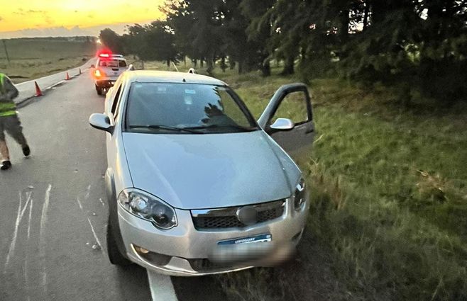 Siniestros fatales en rutas: ciclista murió tras ser impactado por un tráiler y una mujer en moto chocó contra un camión