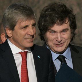 El ministro de Economía Luis Caputo y el presidente Javier Milei. Foto: AFP El ministro de Economía Luis Caputo y el presidente Javier Milei. Foto: AFP