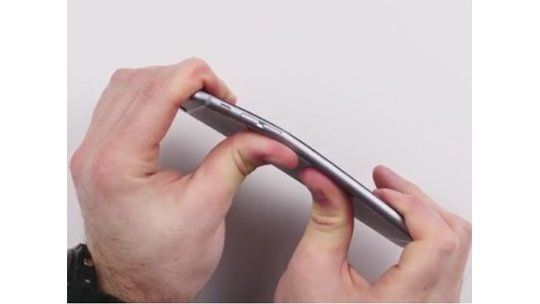 El iPhone 6 Plus se dobla y los compradores están indignados