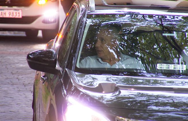 Foto: Subrayado. Ministro Carlos Negro sale de la reunión este viernes.