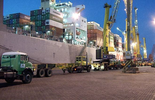 exportaciones-contenedores-barco-puerto-noche.jpg