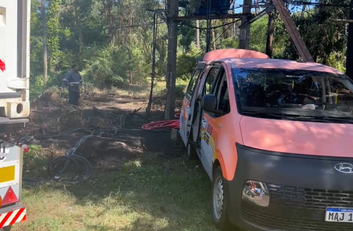 Foto: Martín Corujo, Subrayado. Incendio en transformador de UTE en Punta del Este. Foto: Martín Corujo, Subrayado. Incendio en transformador de UTE en Punta del Este.