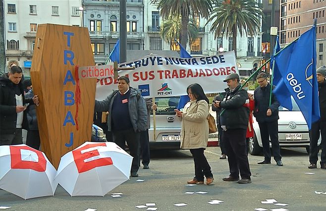 Foto: Movilización de AEBU frente a Torre Ejecutiva.