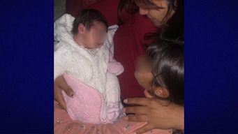 policias de rio negro le salvaron la vida dos veces a una beba de 21 dias que se estaba ahogando