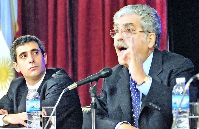 En sus días de gobernante junto a Julio De Vido. En poco tiempo pasó de ser taxista a experto en políticas energéticas. 