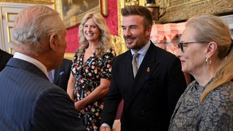 David Beckham condecorado por el rey Carlos III. Foto: AFP