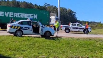 mujer internada grave en salto, luego de chocar con un camion de origen paraguayo
