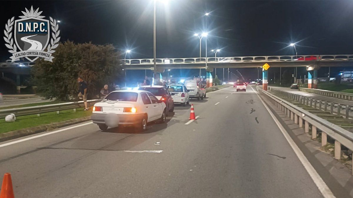 Un motociclista con fractura expuesta tras choque con camioneta y dos lesionadas en colisión múltiple en Interbalnearia