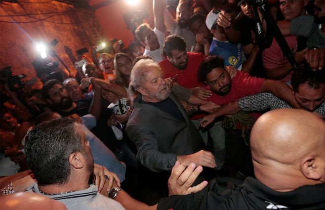 Lula-sale-caminando-foto-Globo.jpg