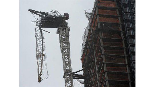 Fuertes vientos rompen una grúa gigante en Nueva York