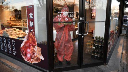 Los trabajadores en Beijing usan equipamiento de protección para evitar la propagación del virus&nbsp;