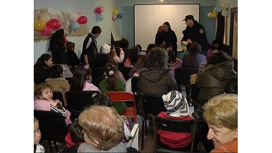 Niños de Melilla disfrutaron una función de cine en una comisaría